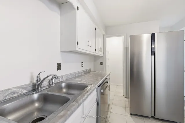 $183,900 | 2390 Bicentennial Avenue, Unit 8, Crest Hill, IL 60403