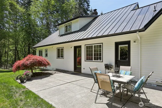 a view of a house with backyard