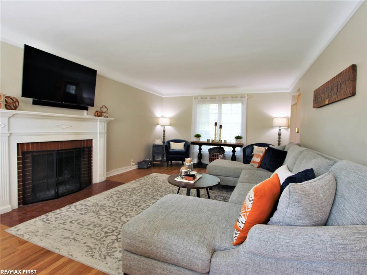 1661 Newcastle Road Grosse Pointe Woods, MI 48236 - Photo 14 of 35