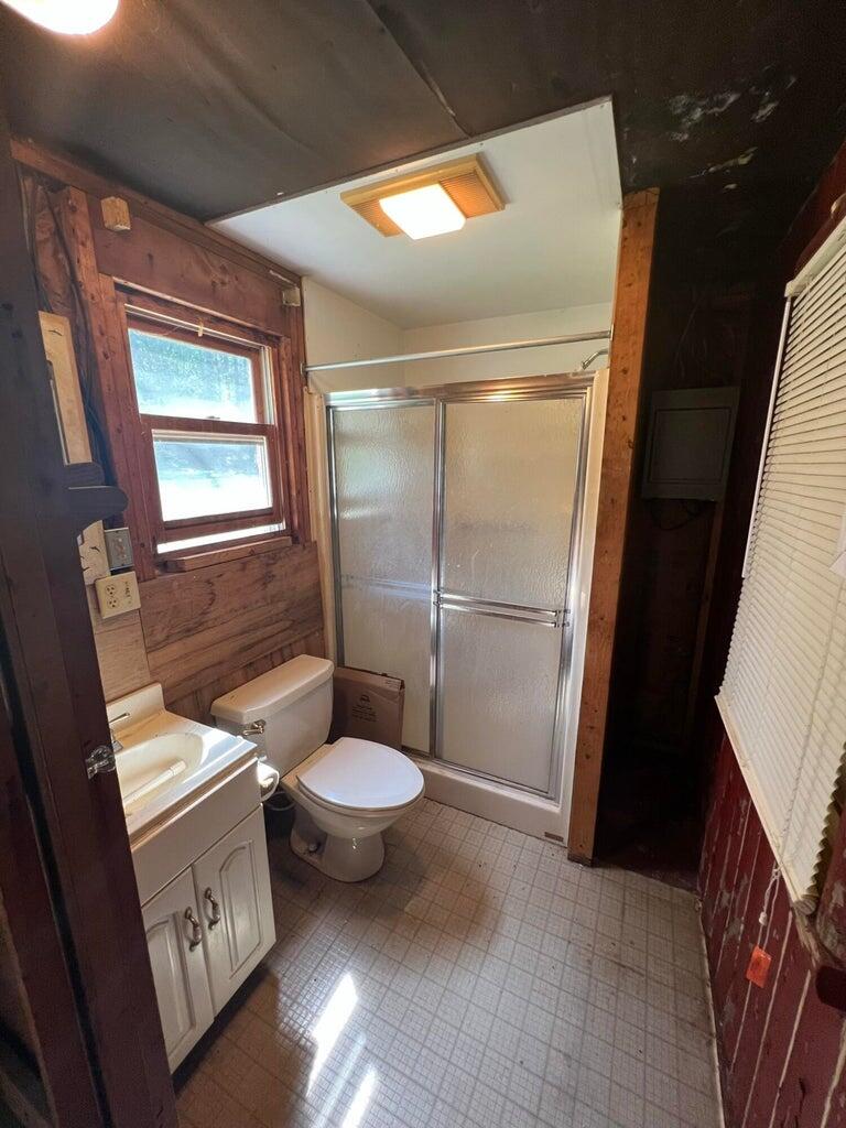 1140 Vining Road Greenville, MI 48838 - Photo 22 of 30 Vining bathroom