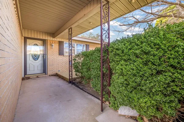 a view of a house with backyard and garden