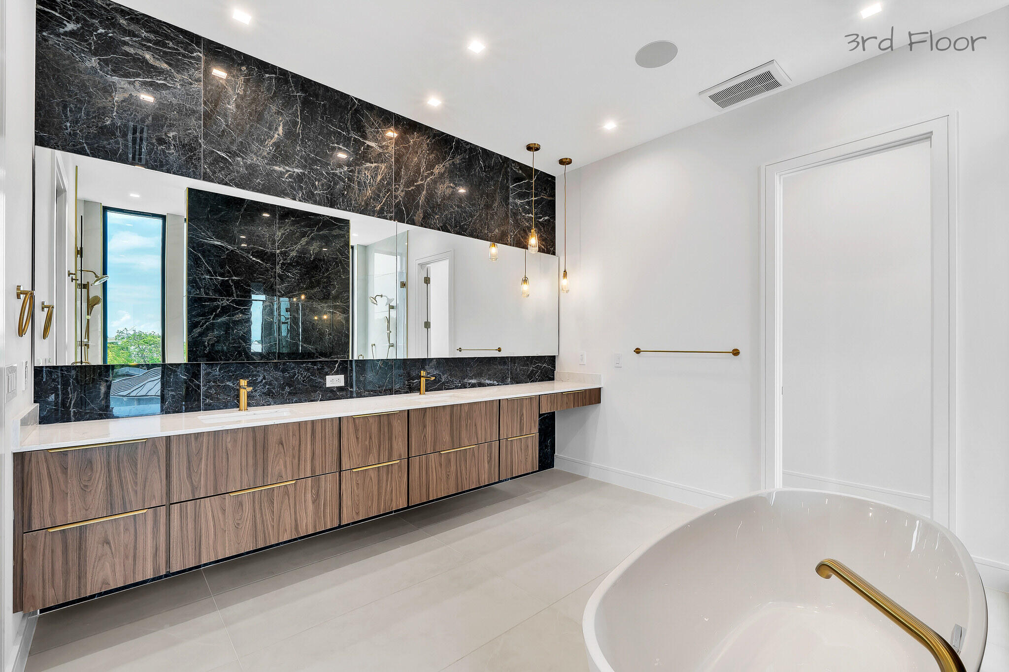 16 Seaside Avenue Key Largo, FL 33037 - Photo 101 of 140 a large bathroom with a large tub and sink