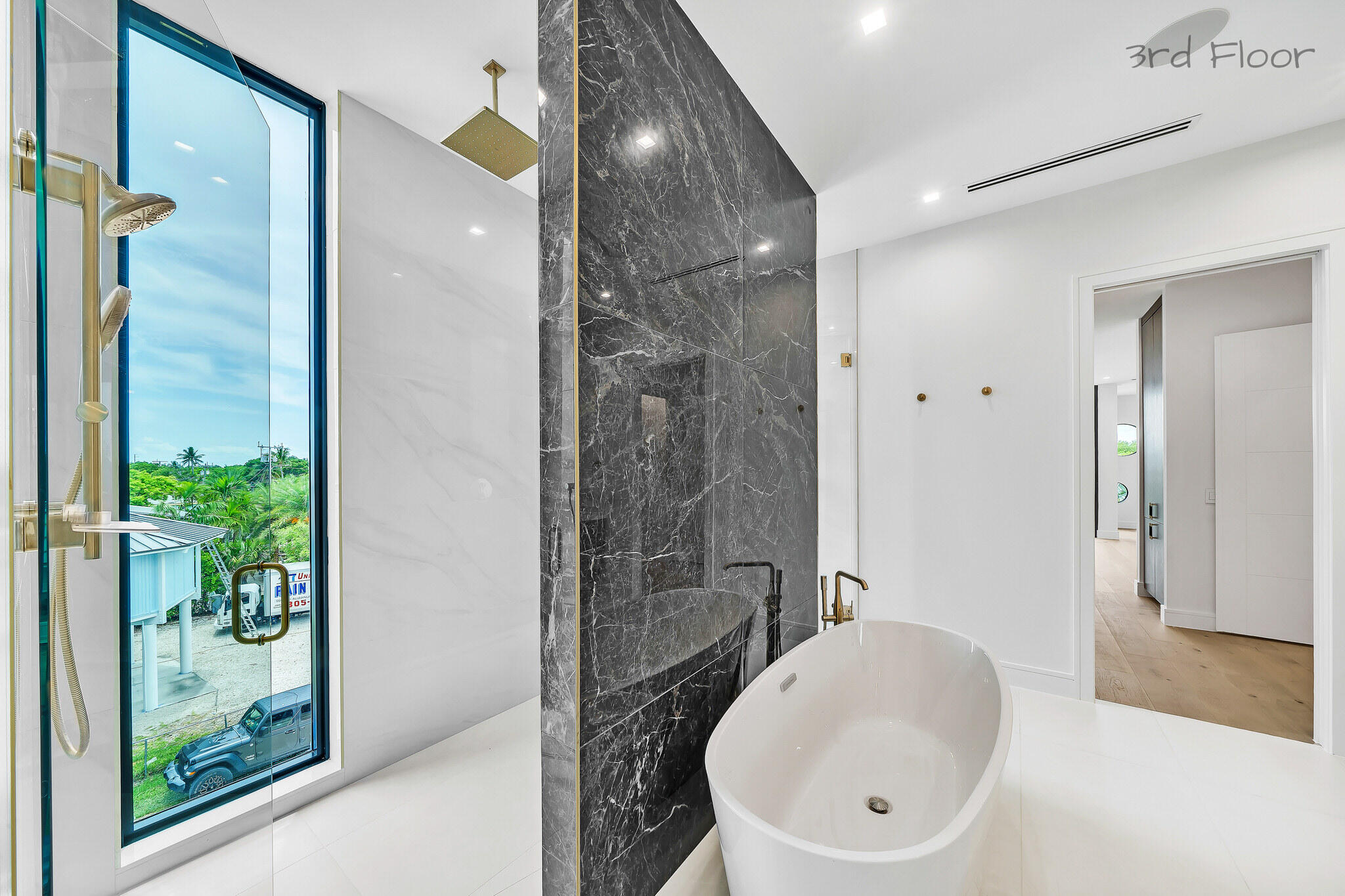 16 Seaside Avenue Key Largo, FL 33037 - Photo 104 of 140 Master ensuite with soaking tub