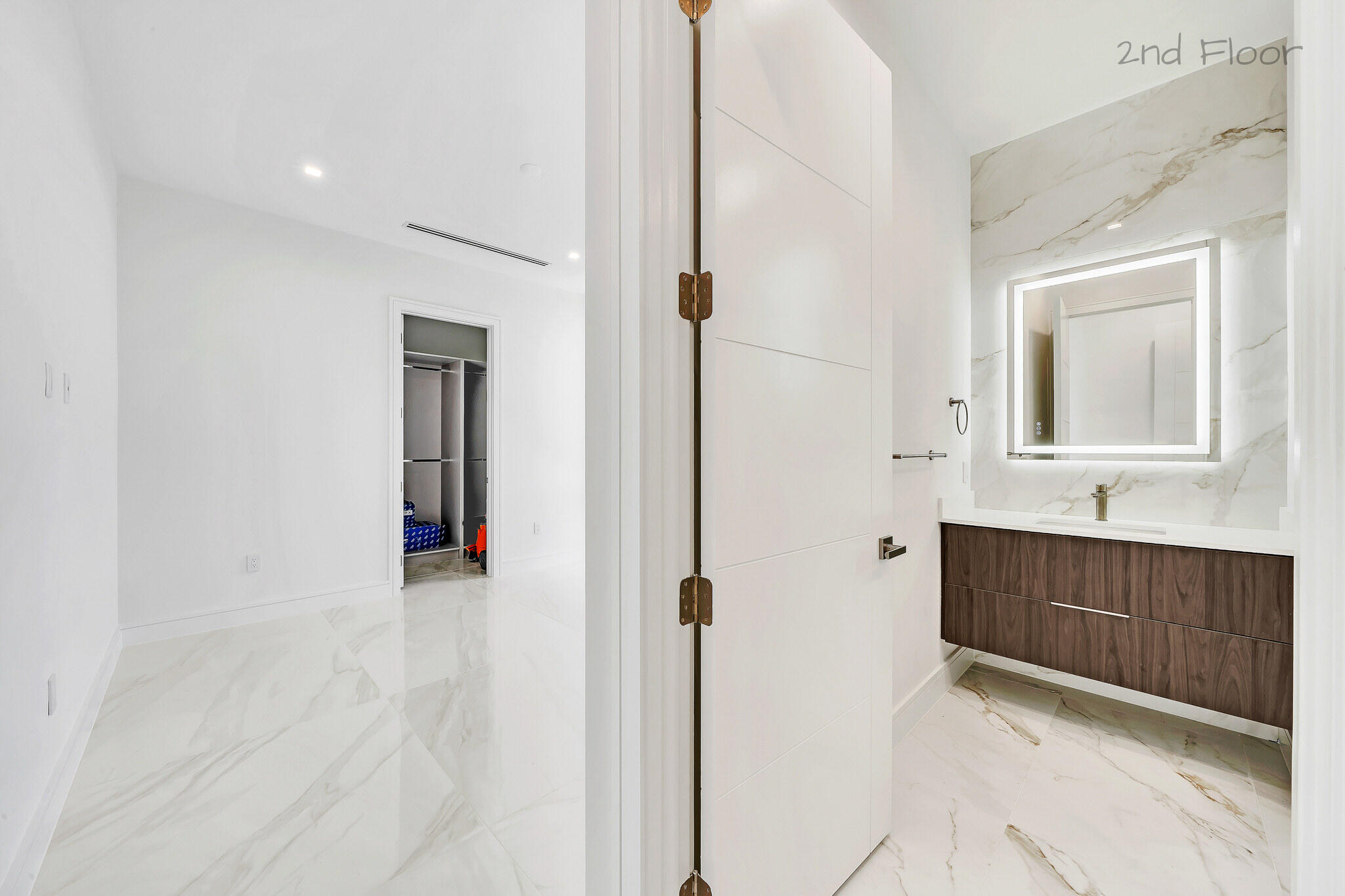 16 Seaside Avenue Key Largo, FL 33037 - Photo 49 of 140 a spacious bathroom with a bathtub and a sink