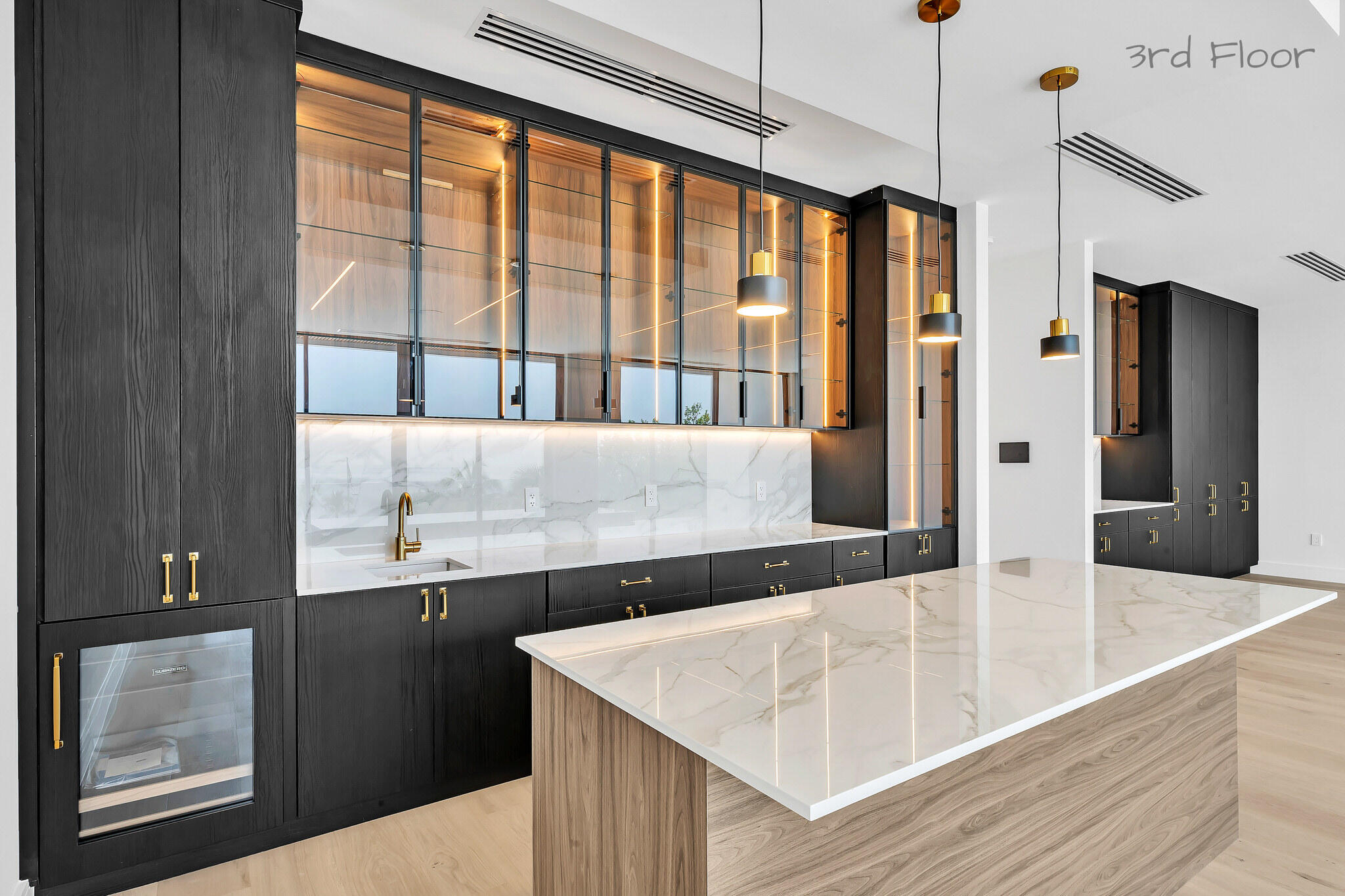 16 Seaside Avenue Key Largo, FL 33037 - Photo 72 of 140 Island and wet bar area