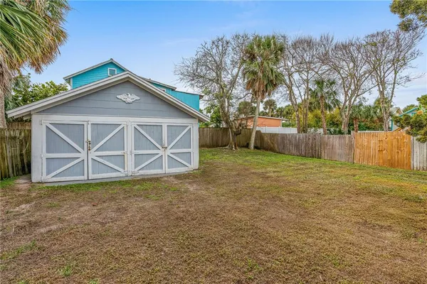 a view of a house with yard and tree