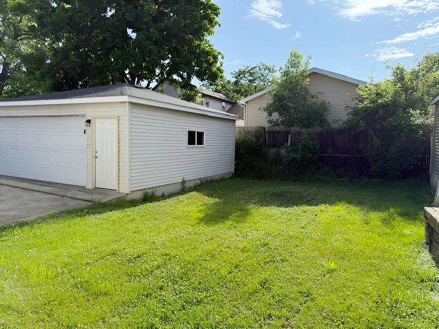 a view of a backyard