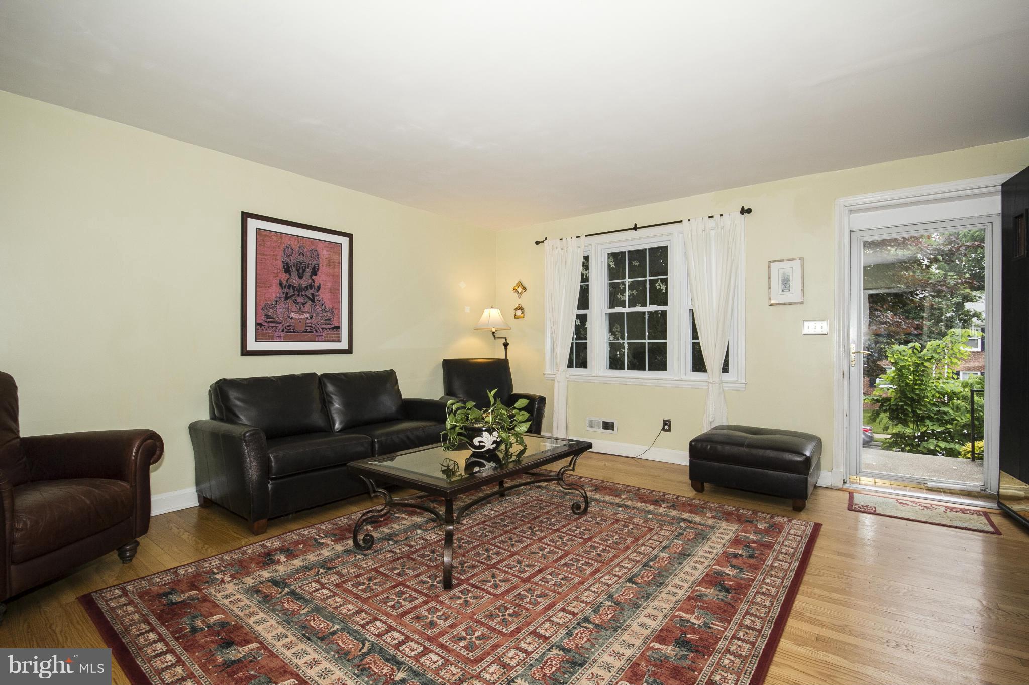 158 Dumbarton Road Baltimore, MD 21212 - Photo 3 of 20 Living Room