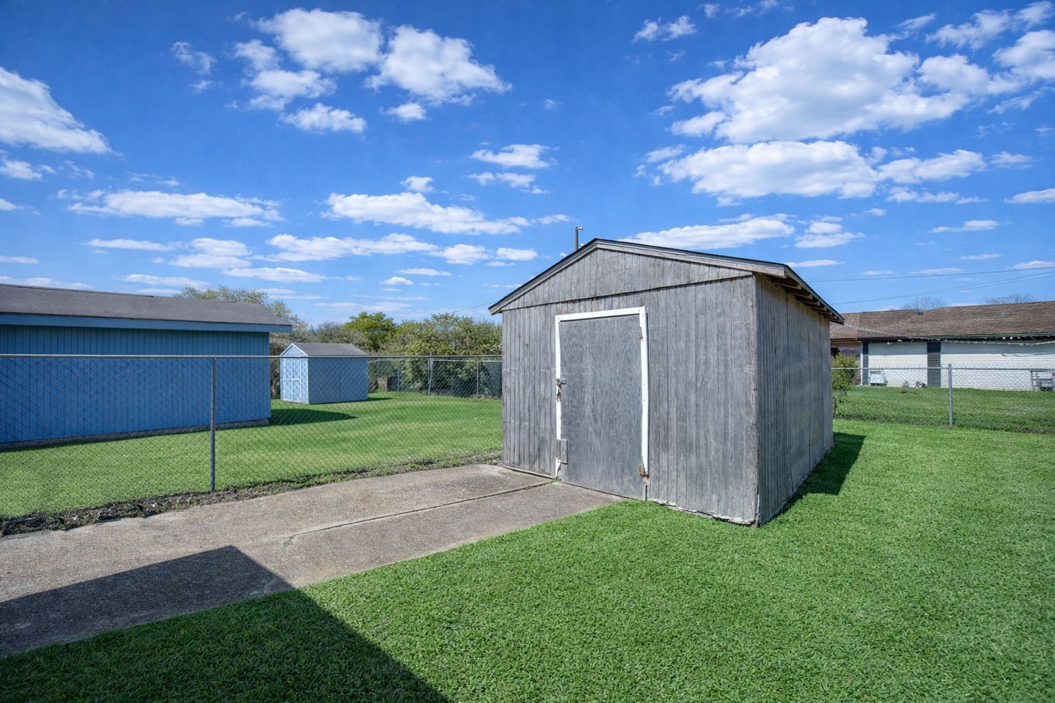 5223 Grace Point Lane Houston, TX 77048 - Photo 23 of 24 a backyard of a house with lots of green space