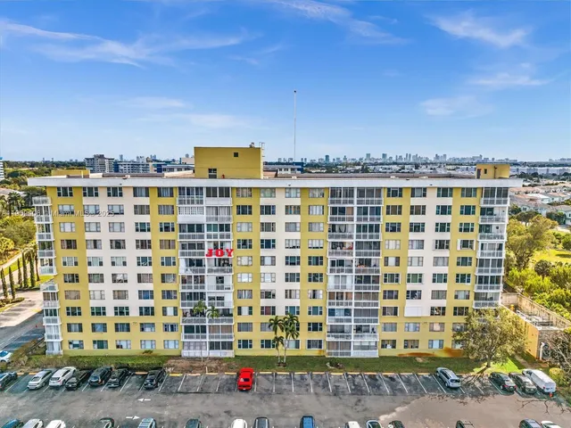 $225,000 | 4400 Hillcrest Drive, Unit 617B, Hollywood, FL 33021