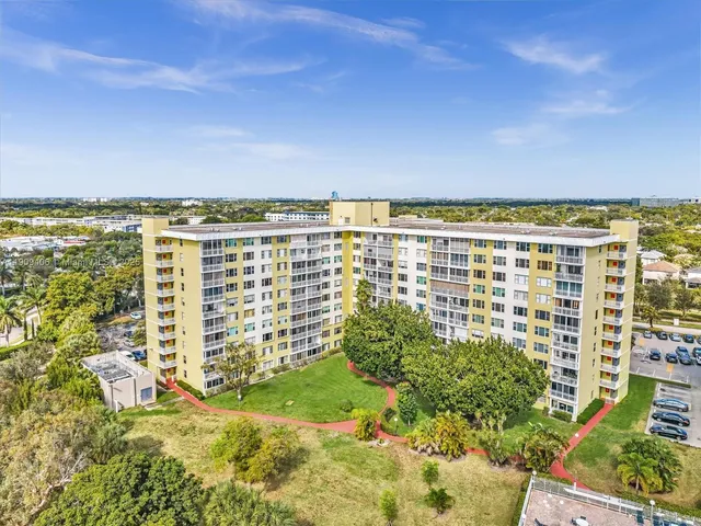 $225,000 | 4400 Hillcrest Drive, Unit 617B, Hollywood, FL 33021