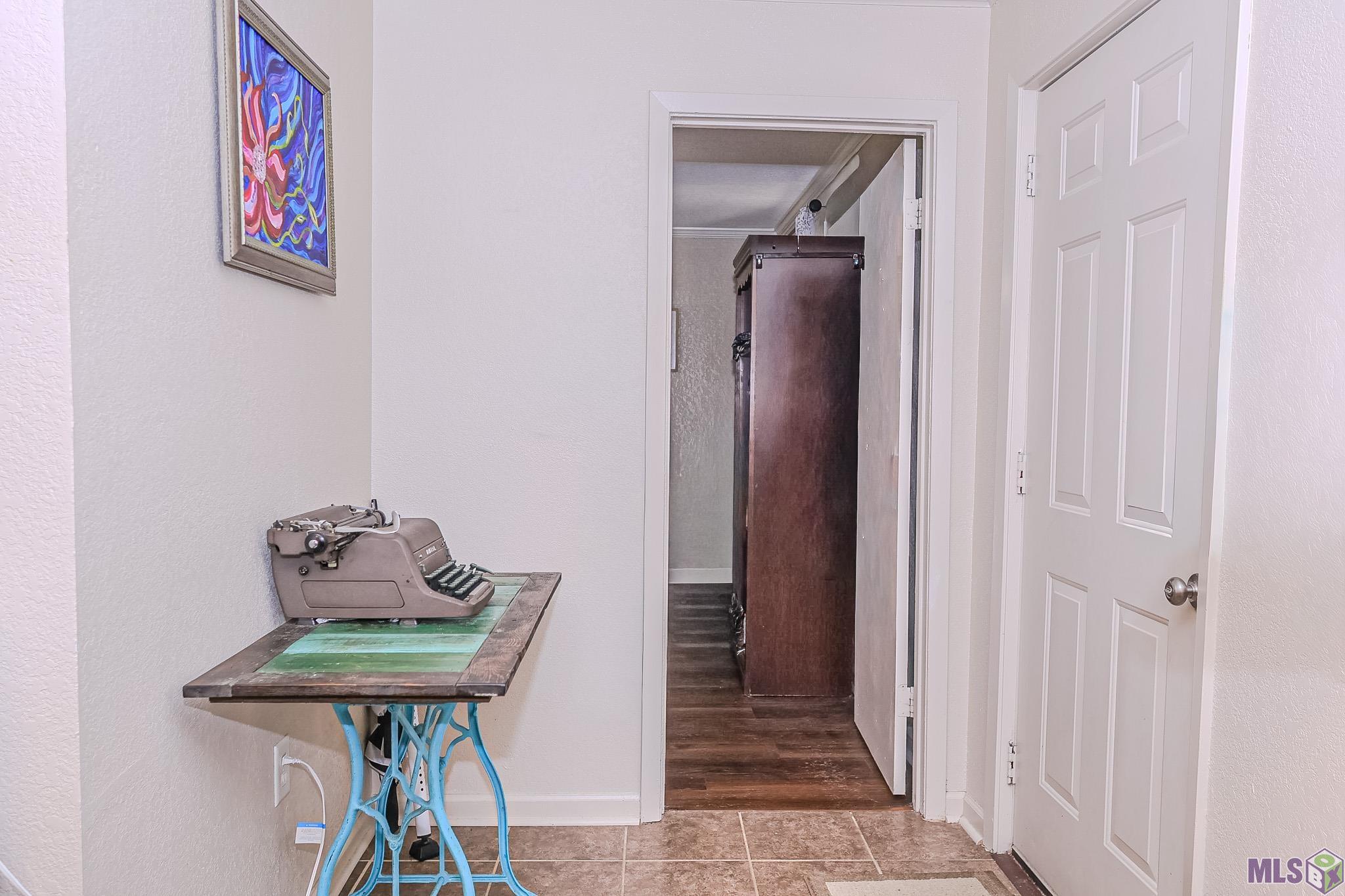 10292 West Winston Avenue, Unit 3 Baton Rouge, LA 70809 - Photo 9 of 22 Foyer
