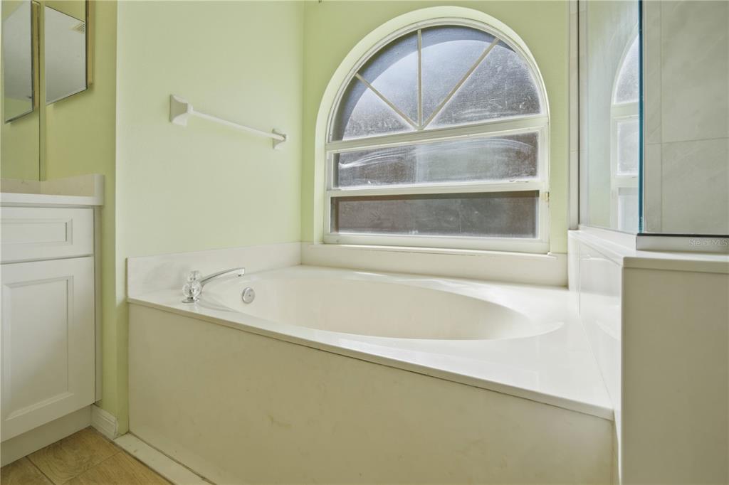 632 Blenheim Loop Winter Springs, FL 32708 - Photo 13 of 55 a bath tub sitting next to a window