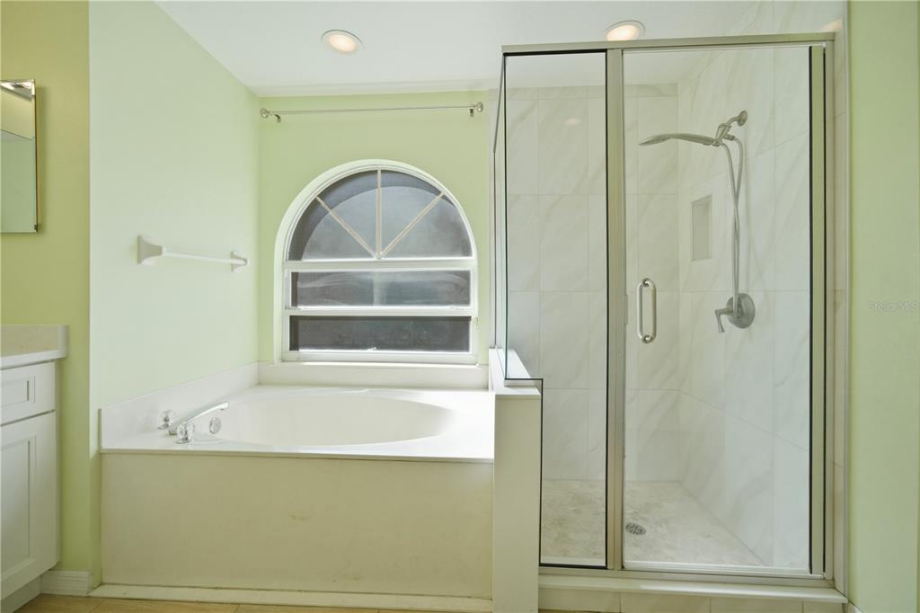 632 Blenheim Loop Winter Springs, FL 32708 - Photo 15 of 55 a bathroom with a tub a mirror and a shower