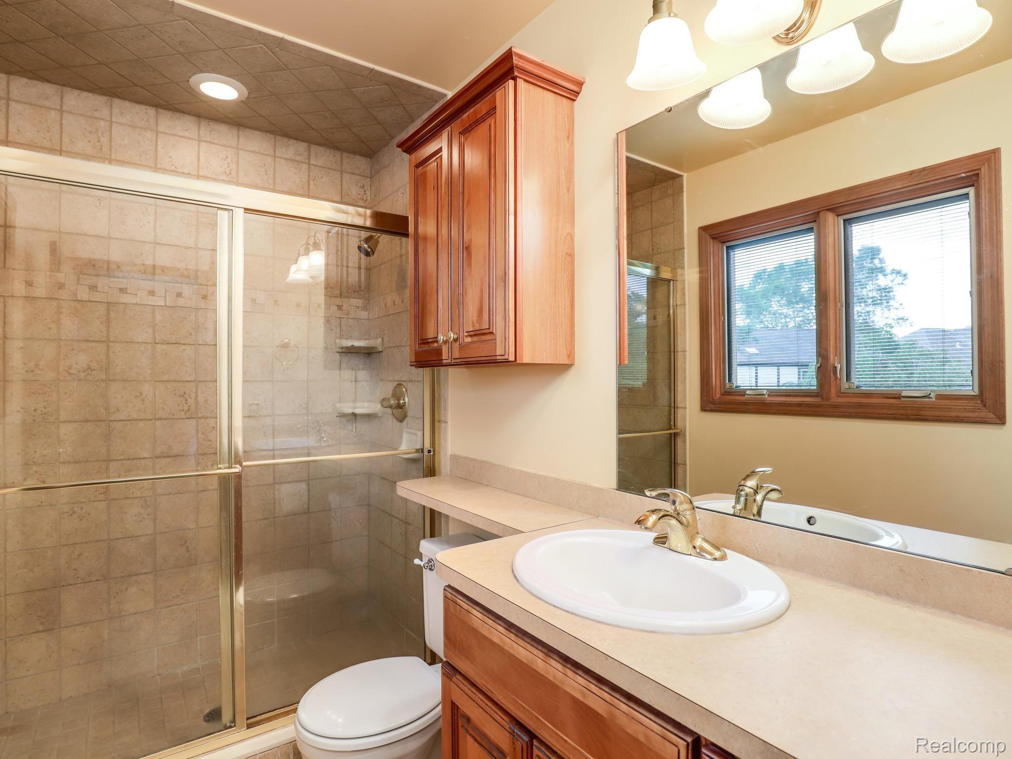 643 Shelley Drive Rochester, MI 48307 - Photo 30 of 46 Master Bathroom