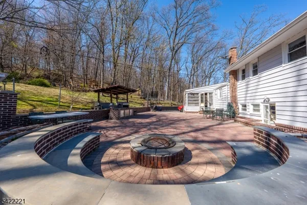 a view of a house with backyard