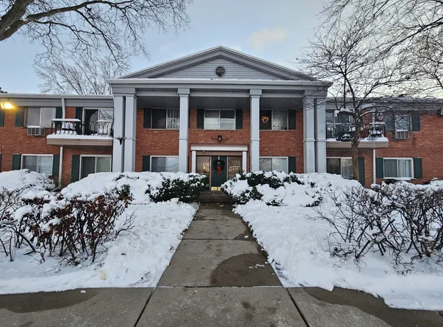 $205,000 | 603 Falcon Drive, Unit 104A, Arlington Heights, IL 60005