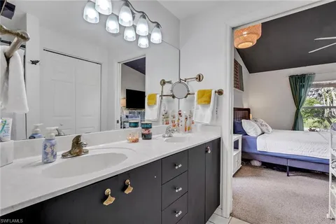a en suite bathroom with double vanity and a mirror