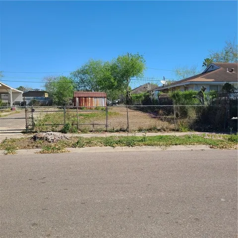 a view of backyard and entertaining space