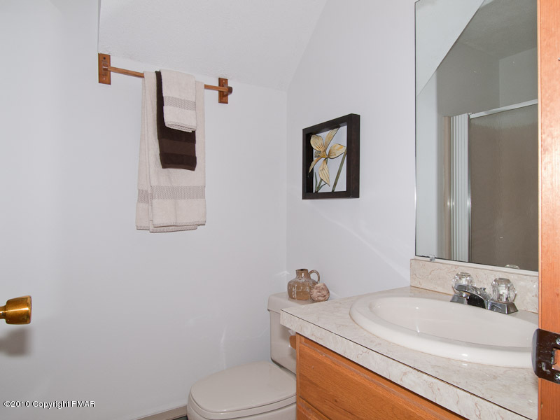 349 Minks Pond Road Bushkill, PA 18324 - Photo 7 of 13 Bath