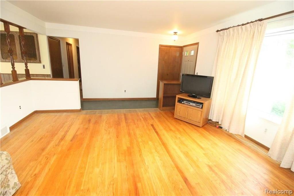 25250 Alex Street Center Line, MI 48015 - Photo 6 of 26