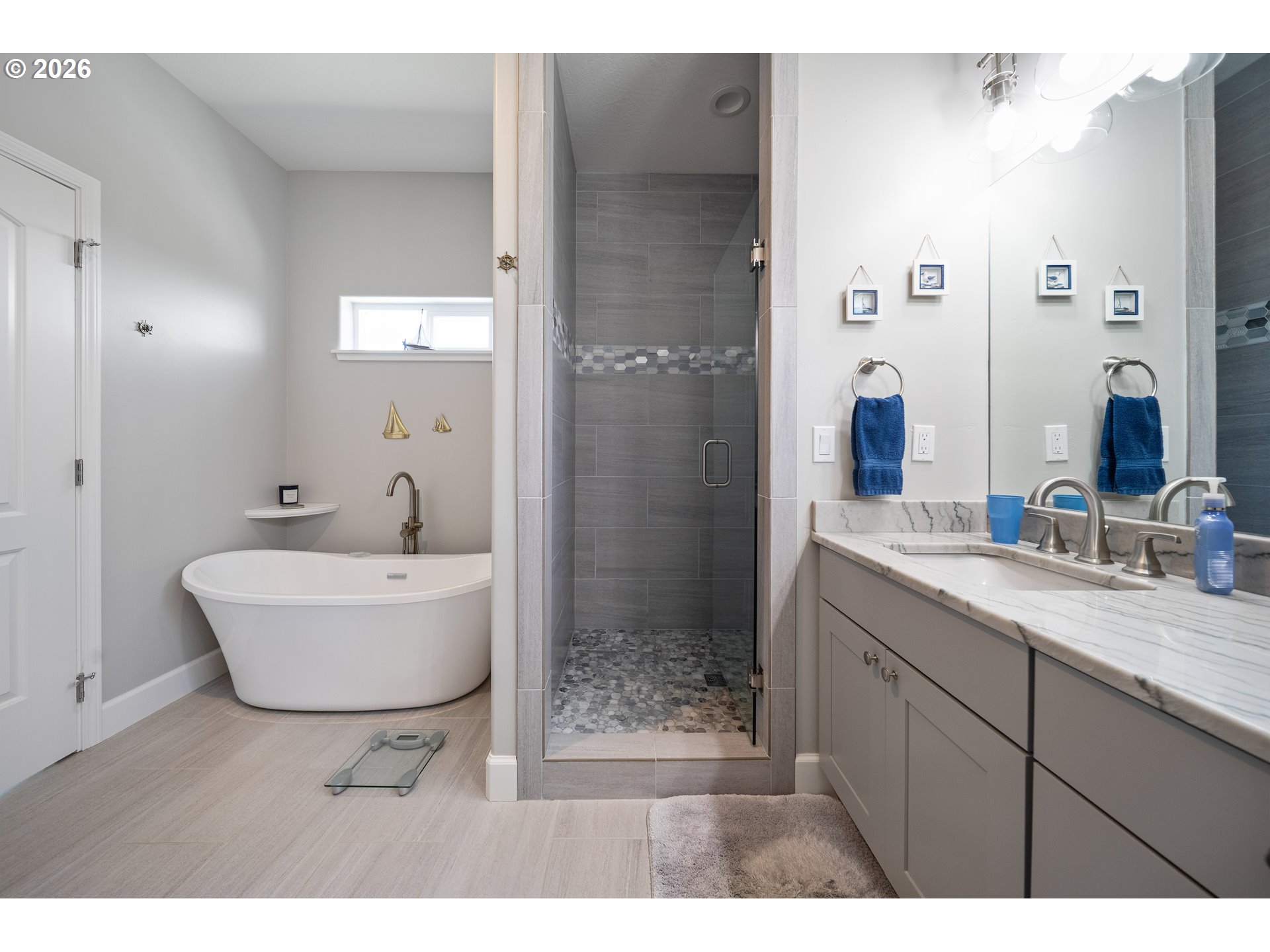 30516 Old Coast Road Gold Beach, OR 97444 - Photo 18 of 41 Owner's Suite Bathroom