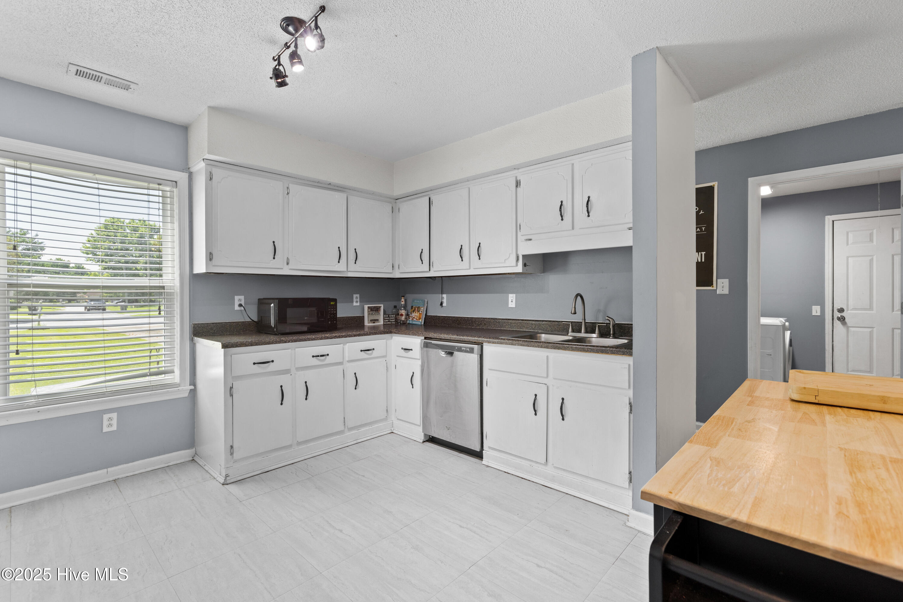 509 Fox Run Road Jacksonville, NC 28546 - Photo 9 of 33 10-18