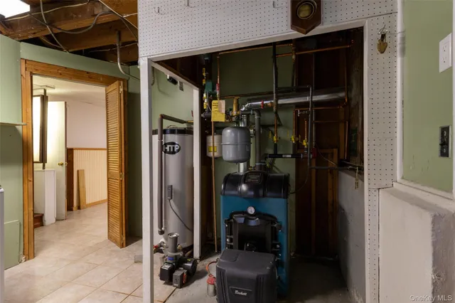 a view of walk in closet