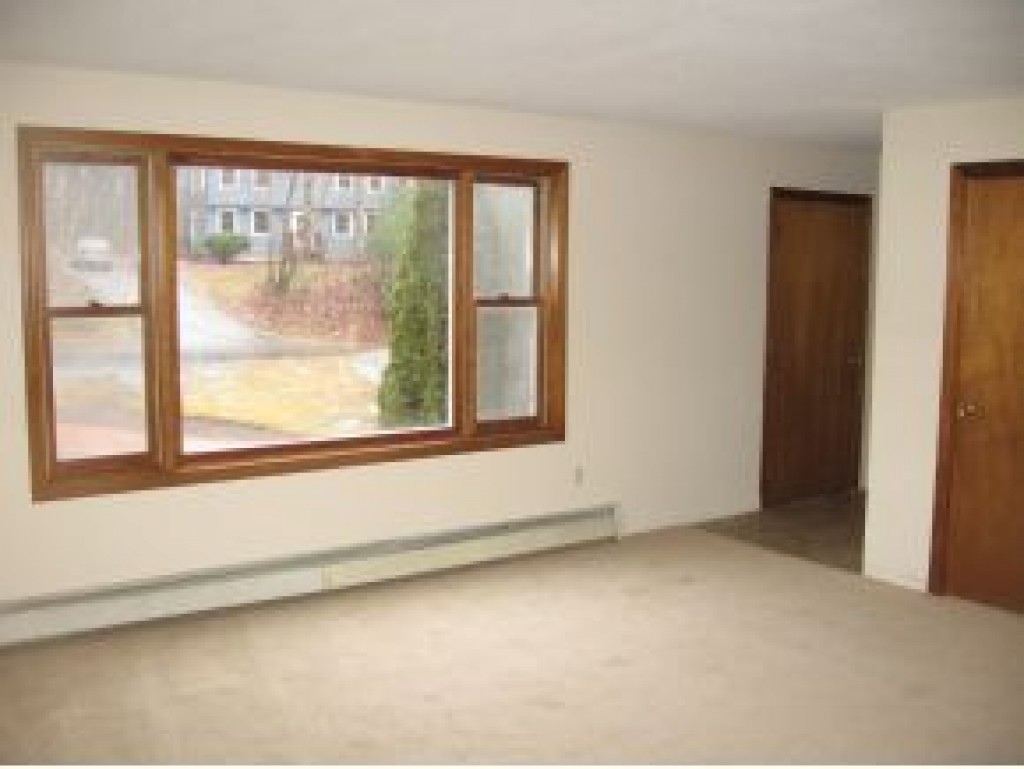 8 Al Street Derry, NH 03038 - Photo 5 of 17 Gallery Image 5
