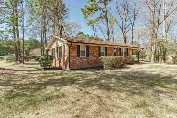 a view of a house with a yard