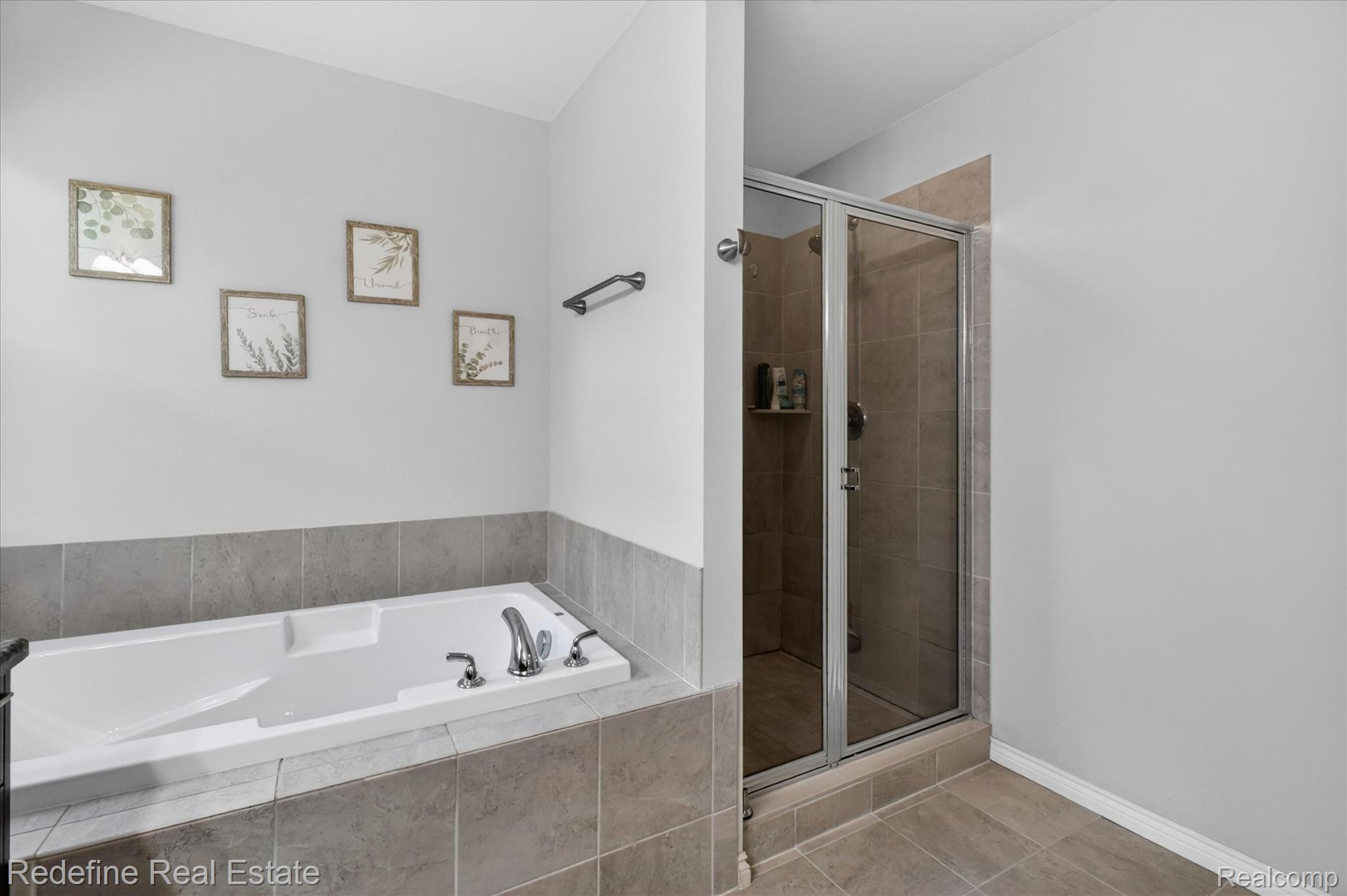 2976 Andlaur Drive Rochester, MI 48307 - Photo 28 of 60 Soaking tub with tile surround and chrome fixtures