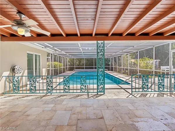 a view of livingroom with a ceiling fan