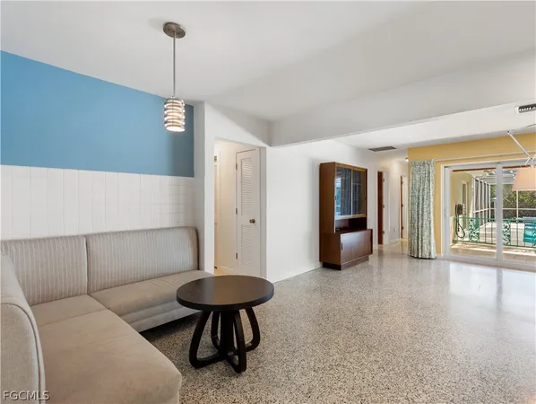 a view of livingroom with furniture