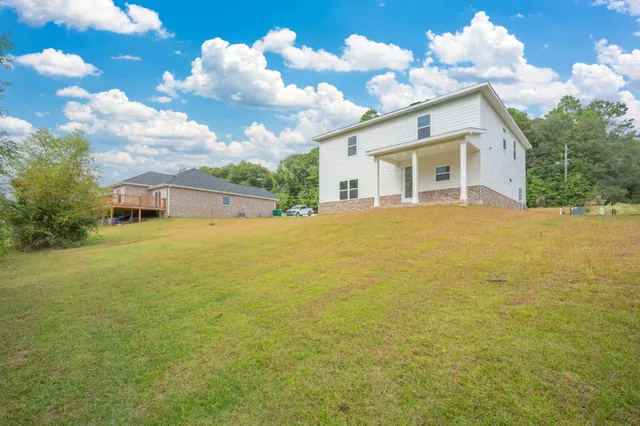 a view of a house with a yard