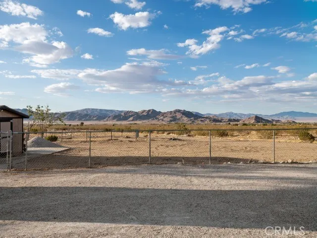 a view of a backyard
