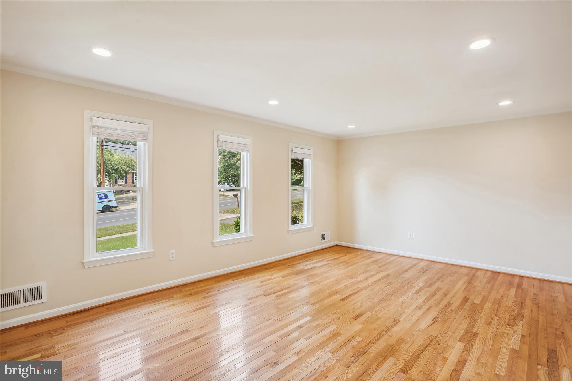 11805 Kemp Mill Road Silver Spring, MD 20902 - Photo 17 of 82 Living Room
