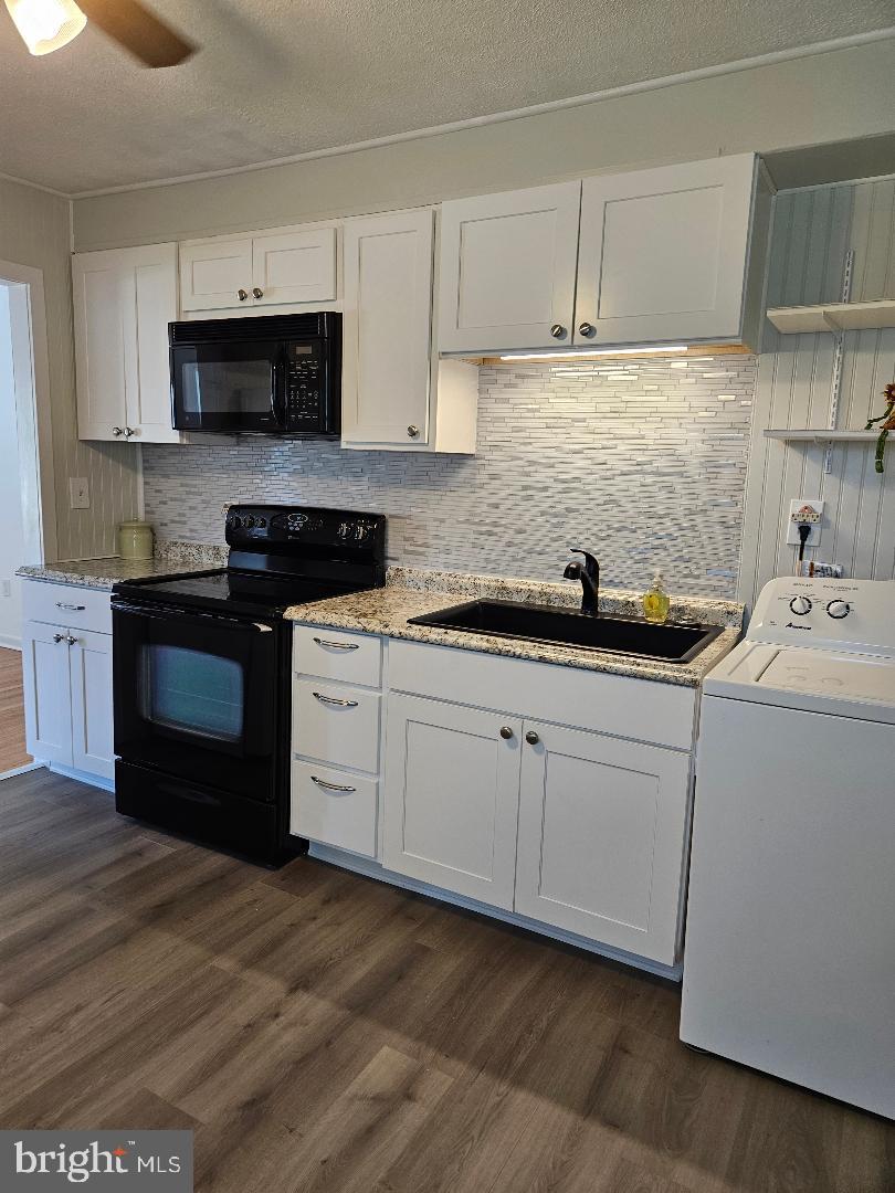 558 Compass Road East Middle River, MD 21220 - Photo 16 of 31 Kitchen with built in microwave
