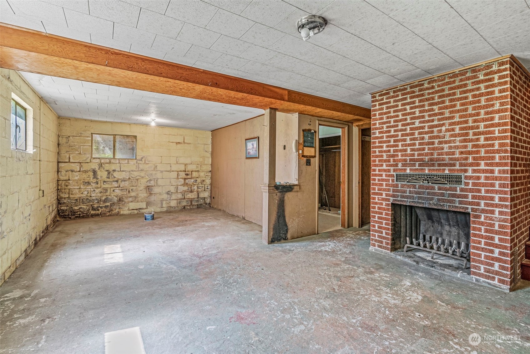 273 Middle Valley Road Skamokawa, WA 98647 - Photo 25 of 30 an empty room with furniture and a fireplace