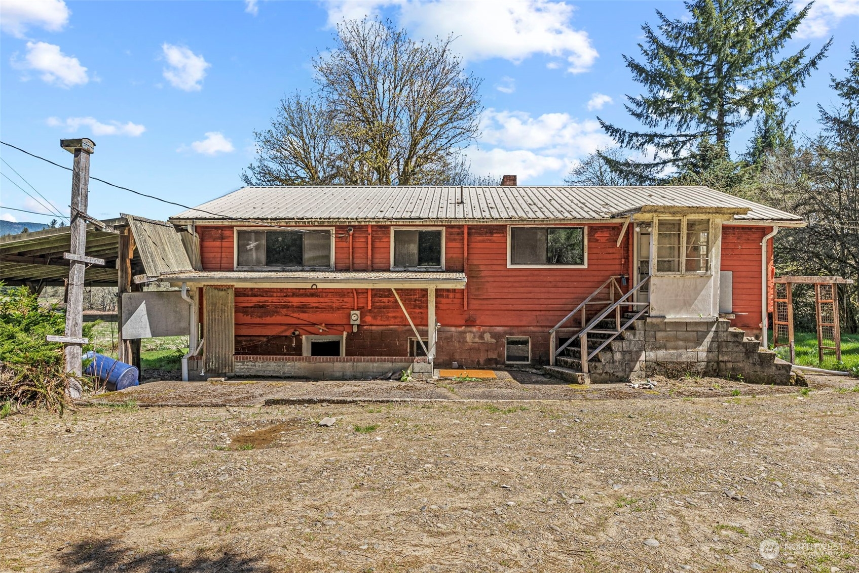 273 Middle Valley Road Skamokawa, WA 98647 - Photo 5 of 30 a front view of a house with garden