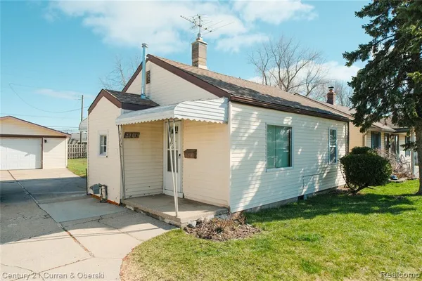 $1,300 | 22619 Furton Street, St. Clair Shores, MI 48082