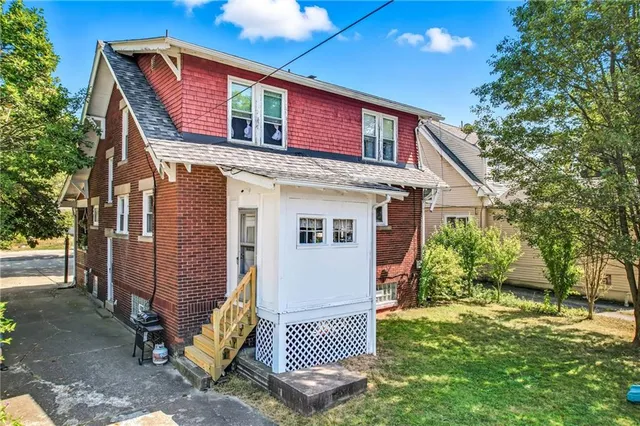 a view of a house with a yard