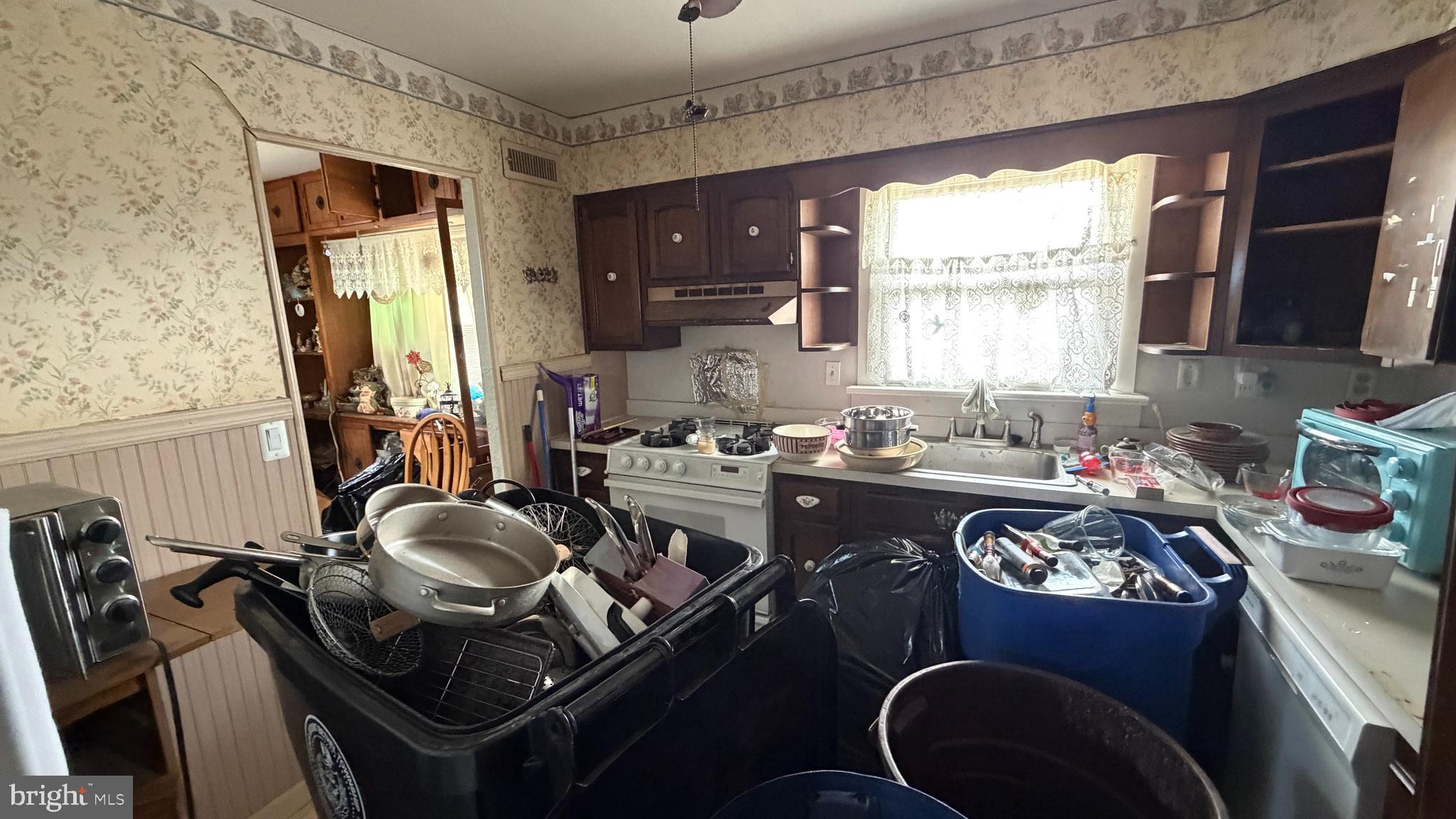 36 Winding Way Hamilton, NJ 08620 - Photo 3 of 17