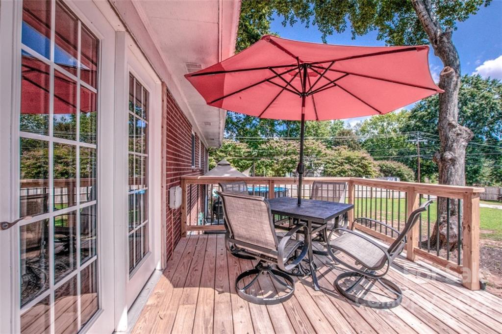 406 Fieldstone Road Mooresville, NC 28115 - Photo 13 of 43 a view of balcony with furniture and umbrella