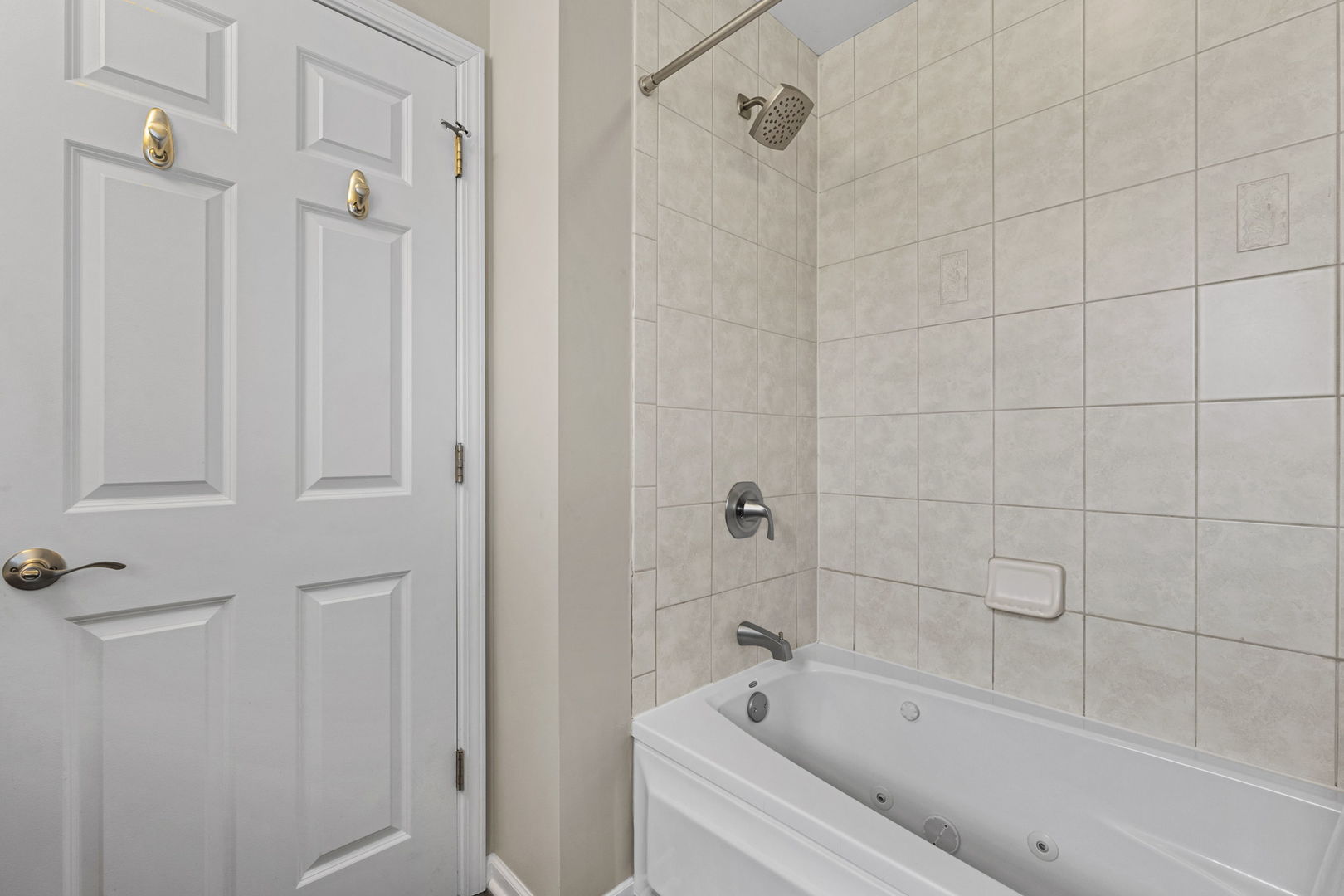 61 Avon Road Elk Grove Village, IL 60007 - Photo 17 of 41 a bathroom with a bathtub