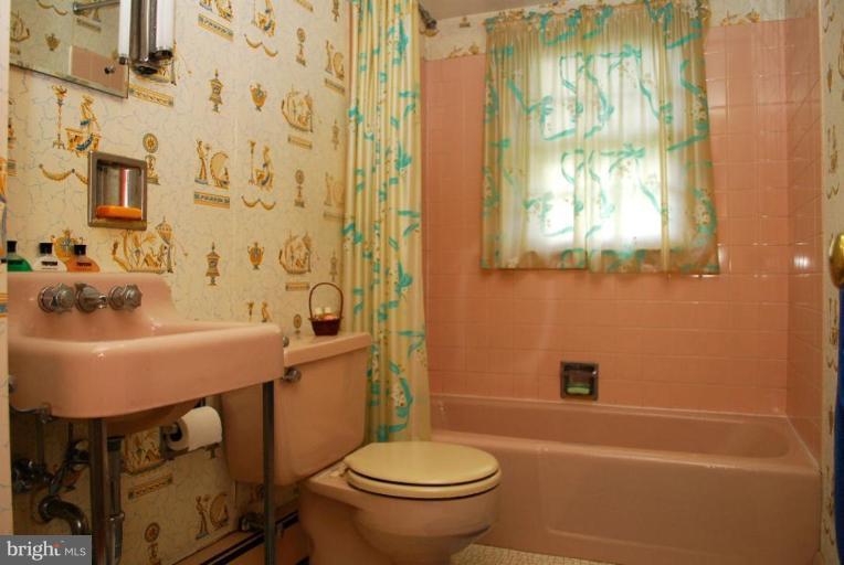 505 Rolling Rd. Catonsville, MD 21228 - Photo 21 of 22 2nd floor bath