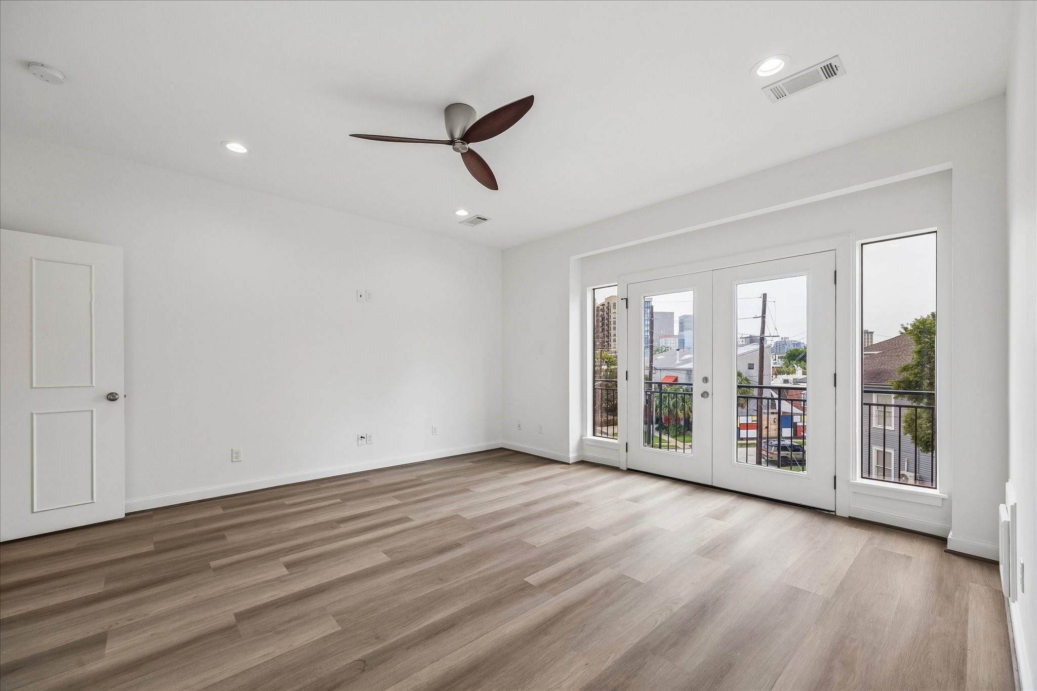 2510 Genesee Street Houston, TX 77006 - Photo 20 of 40 Primary Bedroom