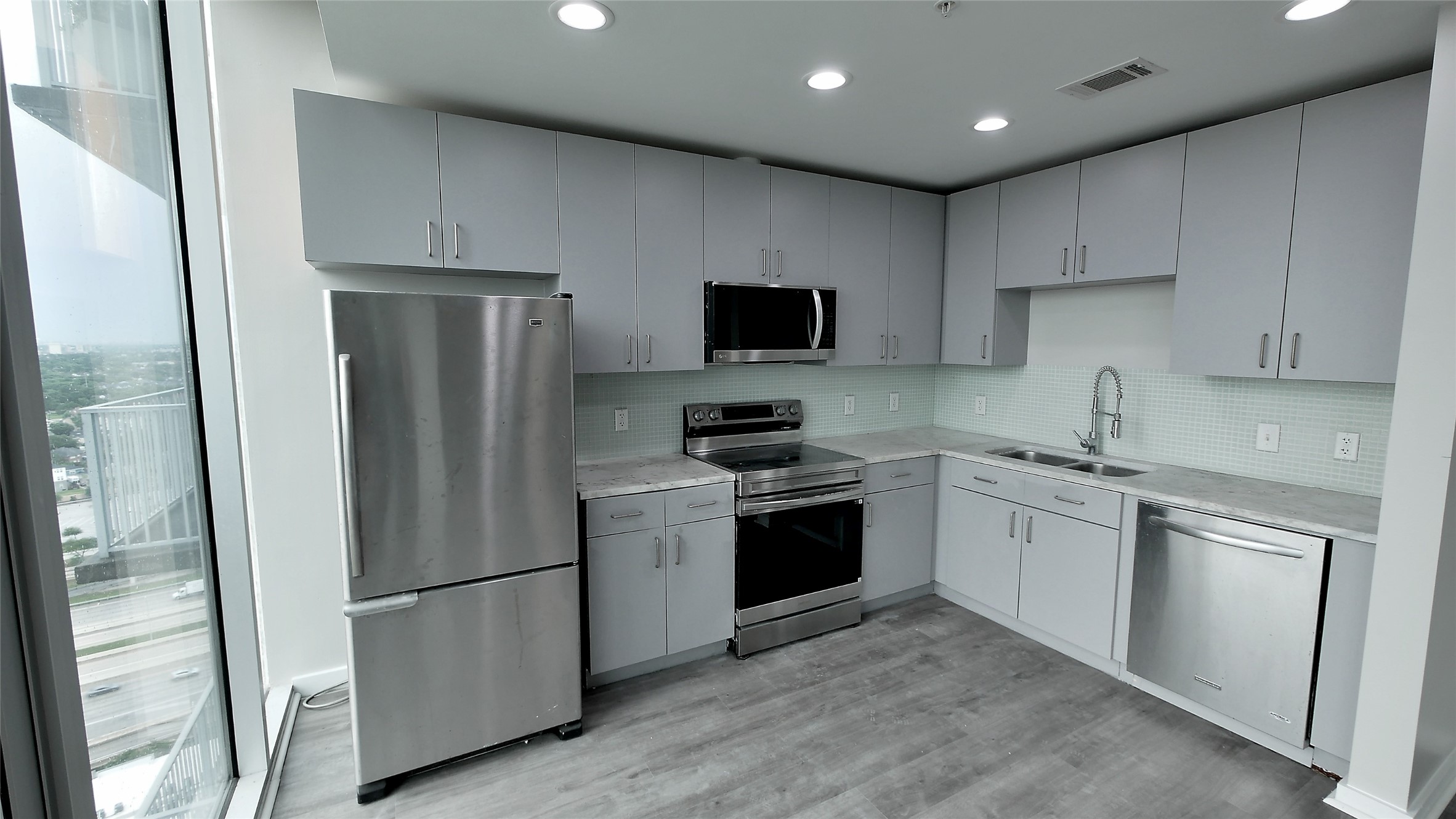 5925 Almeda Road, Unit 12113 Houston, TX 77004 - Photo 11 of 32 Another view of the ligig space in relaions to kitchen area