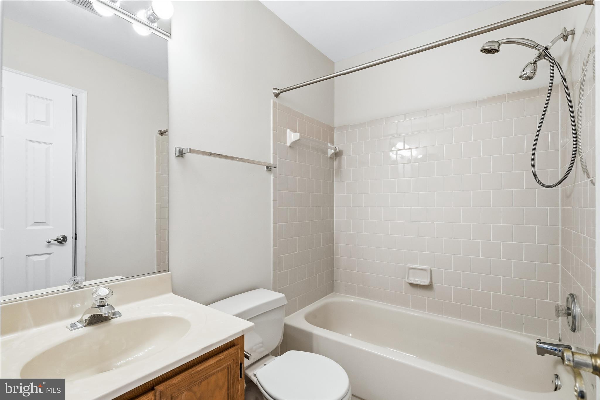 6414 View Point Court Frederick, MD 21703 - Photo 23 of 33 Full bathroom