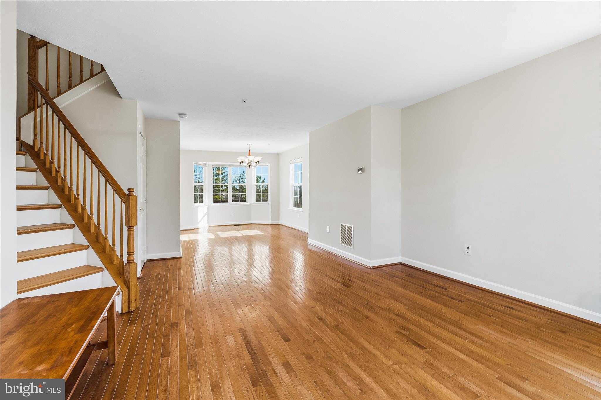 6414 View Point Court Frederick, MD 21703 - Photo 3 of 33 Main floor living area