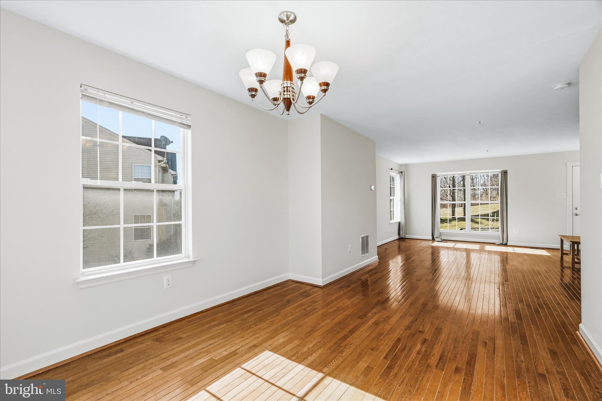 6414 View Point Court Frederick, MD 21703 - Photo 10 of 33 Main floor living area